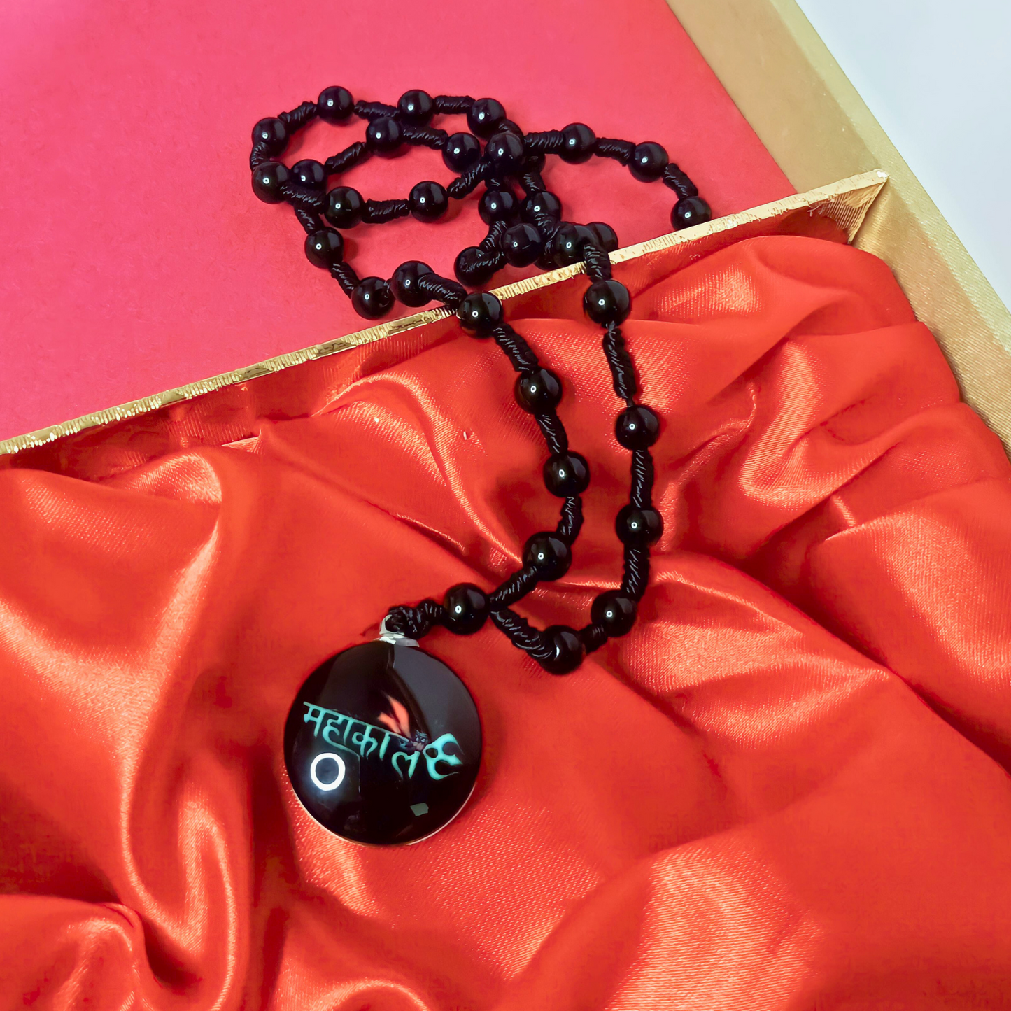Black beads thread chain glass pendant
